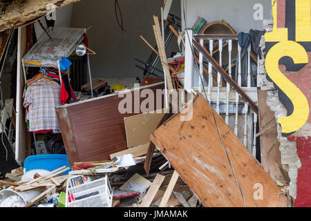 West-Philadelphia, USA. 26. Juli 2017. Detail der Szene von einem Haus in der Nähe von Market Street in West Philadelphia, vermutlich an den Bau auf einem Nachbargrundstück, Mittwoch, 26. Juli 2017 werden zusammenbrechen. Bildnachweis: Michael Candelori/Alamy Live-Nachrichten Stockfoto