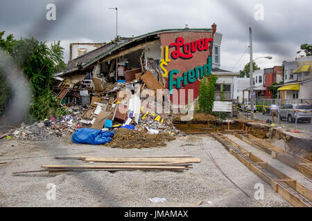 West-Philadelphia, USA. 26. Juli 2017. Die Szene eines Hauses in der Nähe von Market Street in West Philadelphia, vermutlich an den Bau auf einem Nachbargrundstück (Vordergrund), Mittwoch, 26. Juli 2017 werden zusammenbrechen. Bildnachweis: Michael Candelori/Alamy Live-Nachrichten Stockfoto