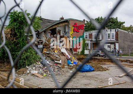 West-Philadelphia, USA. 26. Juli 2017. Die Szene eines Hauses in der Nähe von Market Street in West Philadelphia, vermutlich an den Bau auf einem Nachbargrundstück (Vordergrund), Mittwoch, 26. Juli 2017 werden zusammenbrechen. Bildnachweis: Michael Candelori/Alamy Live-Nachrichten Stockfoto