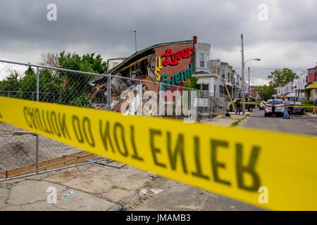 West-Philadelphia, USA. 26. Juli 2017. Die Szene eines Hauses in der Nähe von Market Street in West Philadelphia, vermutlich an den Bau auf einem Nachbargrundstück, Mittwoch, 26. Juli 2017 werden zusammenbrechen. Bildnachweis: Michael Candelori/Alamy Live-Nachrichten Stockfoto