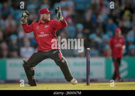 Leeds, UK. 26. Juli 2017. Stuart Poynter (Durham Jets) nimmt den Ball auf David Willey (Yorkshire Wikinger) laufen während der Natwest T20 Blast Spiel zwischen Yorkshire Wikinger V Durham Jets auf Mittwoch, 26. Juli 2017 zu werfen. Foto von Mark P Doherty. Bildnachweis: Gefangen-Light-Fotografie Limited/Alamy Live-Nachrichten Stockfoto