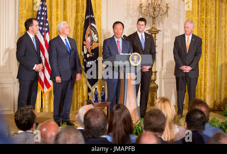 Foxconn CEO Terry Gou spricht bei der Ankündigung im The White House in Washington, DC, der die Schaffung einer Foxconn-Fabrik in Wisconsin, LCD Flachbildschirme, 26. Juli 2017 bauen gebaut werden. Mit Gou, von links nach rechts, sind Gouverneur Scott Walker (Republikanische of Wisconsin), US-Vizepräsident Mike Pence, Sprecher der US Ouse Paul Ryan (Republikanische of Wisconsin) und US-Senator Ron Johnson (Republikanische of Wisconsin). Bildnachweis: Chris Kleponis/CNP /MediaPunch Stockfoto