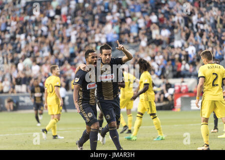 Chester, Pennsylvania, USA. 26. Juli 2017. Philadelphia Union Mittelfeldspieler ROLAND ALBERG (10) und Philadelphia Union Mittelfeldspieler ILSINHO (25) zu feiern, nachdem ein Tor gegen die Columbus Crew SC während ihres Spiels Talen-Energie-Stadion in Chester PA. Bildnachweis: Ricky Fitchett/ZUMA Draht/Alamy Live-Nachrichten Stockfoto