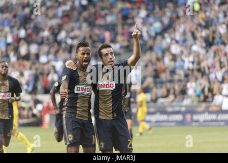 Chester, Pennsylvania, USA. 26. Juli 2017. Philadelphia Union Mittelfeldspieler ROLAND ALBERG (10) und Philadelphia Union Mittelfeldspieler ILSINHO (25) zu feiern, nachdem ein Tor gegen die Columbus Crew SC während ihres Spiels Talen-Energie-Stadion in Chester PA. Bildnachweis: Ricky Fitchett/ZUMA Draht/Alamy Live-Nachrichten Stockfoto