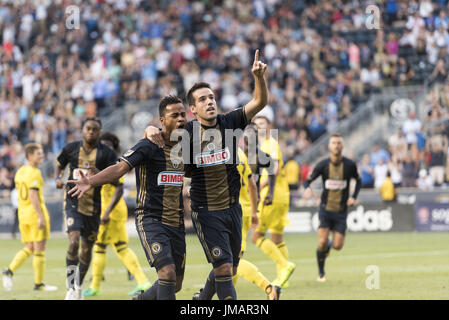 Chester, Pennsylvania, USA. 26. Juli 2017. Philadelphia Union Mittelfeldspieler ROLAND ALBERG (10) und Philadelphia Union Mittelfeldspieler ILSINHO (25) zu feiern, nachdem ein Tor gegen die Columbus Crew SC während ihres Spiels Talen-Energie-Stadion in Chester PA. Bildnachweis: Ricky Fitchett/ZUMA Draht/Alamy Live-Nachrichten Stockfoto