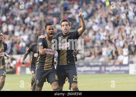 Chester, Pennsylvania, USA. 26. Juli 2017. Philadelphia Union Mittelfeldspieler ROLAND ALBERG (10) und Philadelphia Union Mittelfeldspieler ILSINHO (25) zu feiern, nachdem ein Tor gegen die Columbus Crew SC während ihres Spiels Talen-Energie-Stadion in Chester PA. Bildnachweis: Ricky Fitchett/ZUMA Draht/Alamy Live-Nachrichten Stockfoto