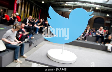 Berlin, Deutschland. 18. Mai 2014. Archiv - A twitter Stand-up-Display in Form eines Vogels kann gesehen werden, während der Konferenz sind: Publica 14' in der Ausstellungshalle in Berlin, Deutschland, 18. Mai 2014. Foto: Christoph Schmidt/Dpa/Alamy Live News Stockfoto