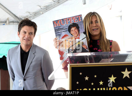 Los Angeles, USA. 26. Juli 2017. Actress Jennifer Aniston (R) zeigt ein Bild des Schauspielers Jason Bateman während eines Sterns zu Ehren Zeremonie auf dem Hollywood Walk of Fame in Los Angeles, USA, 26. Juli 2017. Jason Bateman wurde am Mittwoch mit einem Stern auf dem Hollywood Walk of Fame geehrt. Bildnachweis: Nick Ut/Xinhua/Alamy Live-Nachrichten Stockfoto