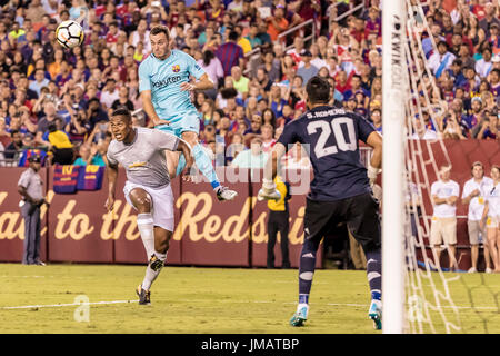 Landover, Maryland, USA. 26. Juli 2017. Manchester United Mittelfeldspieler Luis Antonio Valencia (25) und Barcelona-Verteidiger Thomas Vermaelen (15) wetteifern um den Ball während einer internationalen Champions Cup zwischen FC Barcelona gegen Manchester United im FedExField in Landover, Maryland Spiel. Scott Taetsch/CSM/Alamy Live-Nachrichten Stockfoto