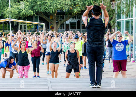 Houston, USA. 26. Juli 2017. Menschen nehmen Teil in einen Zumba Kurs in Discovery Green, ein öffentlicher städtischer Park in Downtown Houston, Texas, USA, 26. Juli 2017. Bildnachweis: Scott Julian/Xinhua/Alamy Live-Nachrichten Stockfoto