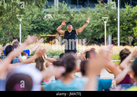 Houston, USA. 26. Juli 2017. Ein professioneller Trainer weist einen Zumba Kurs in Discovery Green, ein öffentlicher städtischer Park in Downtown Houston, Texas, USA, 26. Juli 2017. Bildnachweis: Scott Julian/Xinhua/Alamy Live-Nachrichten Stockfoto