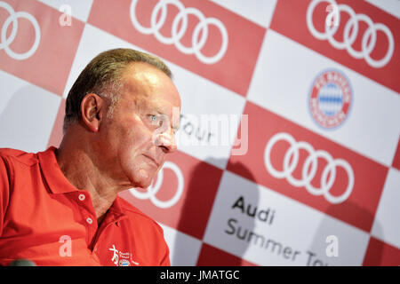 Singapur, FC Bayern München. 27. Juli 2017. Karl-Heinz Rummenigge, Vorstandsvorsitzender des FC Bayern München, besucht eine Pressekonferenz in Singapur am 27. Juli 2017. Bildnachweis: Dann Chih Wey/Xinhua/Alamy Live News Stockfoto