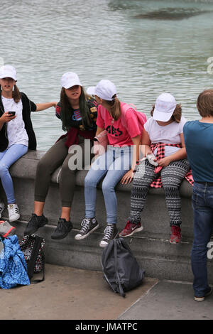 Trafalgar Square. London, UK. 26. Juli 2017. Touristen auf dem Trafalgar Square an einem Tag trocken aber bewölkt. Bildnachweis: Dinendra Haria/Alamy Live-Nachrichten Stockfoto