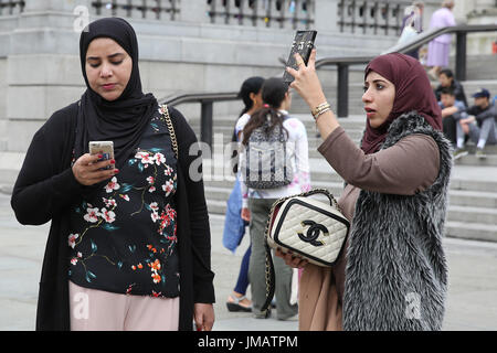 Trafalgar Square. London, UK. 26. Juli 2017. Touristen auf dem Trafalgar Square an einem Tag trocken aber bewölkt. Bildnachweis: Dinendra Haria/Alamy Live-Nachrichten Stockfoto