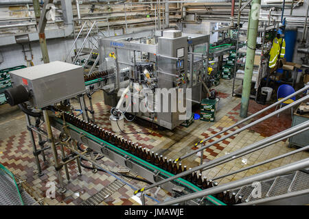 Ceske Budejovice, Tschechische Republik. 26. Juli 2017. Abfüllanlage in Samson Brauerei in Budweis, Tschechische Republik, am 26. Juli 2017. Die Brauerei hat in den letzten drei Jahren 380 Millionen Kronen in Technologie investiert. Seinen Umsatz belief sich auf 87,6 Millionen Kronen im Jahr 2016 mit 82.800 Hektoliter Produktion. Bildnachweis: Petr Skrivanek/CTK Foto/Alamy Live-Nachrichten Stockfoto