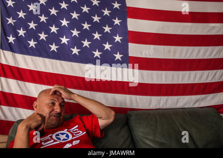 Tijuana, Baja California, Mexiko. 6. Juli 2017. HECTOR BARAJAS-VARELA, ein Deportierten US Army Veteran verarbeitet geschäftliche Telefonate Hause deportiert Veteranen Unterstützung in Tijuana, Baja California, Mexiko. Barajas-Varela läuft ein Tierheim und Ressourcen-Center für deportierte US Militär-Veteranen in Tijuana genannt, '' The Bunker. Bildnachweis: Joel Angel Juarez/ZUMA Draht/Alamy Live-Nachrichten Stockfoto