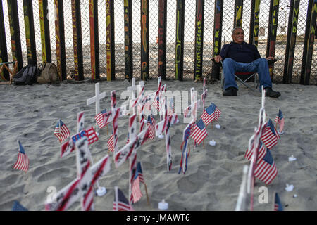 Tijuana, Baja California, Mexiko. 4. Juli 2017. Deportierten US Army Veteran MARIO RODRIGUEZ sitzt entlang der US-mexikanischen Grenze während ein 4. Juli Feier in Tijuana, Baja California, Mexiko. Bildnachweis: Joel Angel Juarez/ZUMA Draht/Alamy Live-Nachrichten Stockfoto