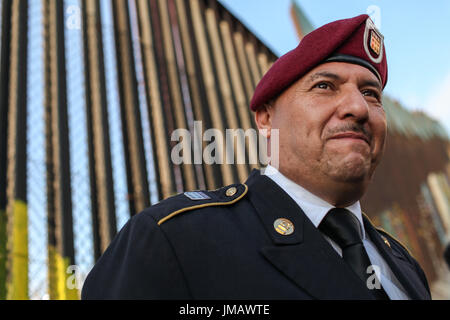 Tijuana, Baja California, Mexiko. 4. Juli 2017. HECTOR BARAJAS-VARELA, ein Deportierten US Army Veteran steht entlang der US-mexikanischen Grenze bei einem 4. Juli Feier in Tijuana, Baja California, Mexiko. Bildnachweis: Joel Angel Juarez/ZUMA Draht/Alamy Live-Nachrichten Stockfoto