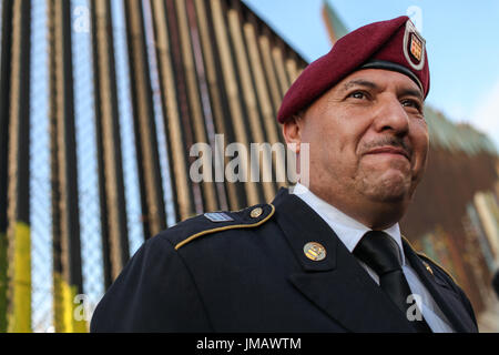 Tijuana, Baja California, Mexiko. 4. Juli 2017. HECTOR BARAJAS-VARELA, ein Deportierten US Army Veteran steht entlang der US-mexikanischen Grenze bei einem 4. Juli Feier in Tijuana, Baja California, Mexiko. Bildnachweis: Joel Angel Juarez/ZUMA Draht/Alamy Live-Nachrichten Stockfoto