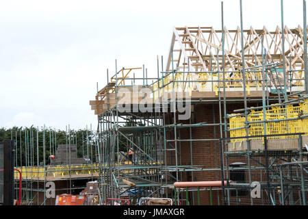 Maidstone, Kent, UK. Donnerstag, 27. Juli 2017.With Immobilienmakler im Land leiden unter einem Abschwung auf dem Wohnungsmarkt das Gebäude der neuen Häuser weiter am Rande von Maidstone, Stockfoto