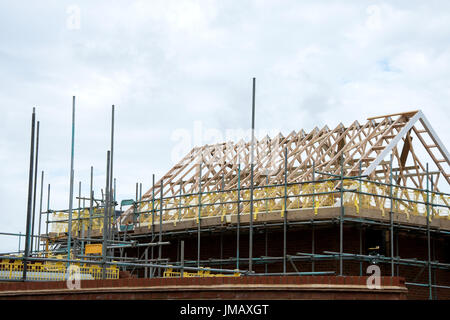 Maidstone, Kent, UK. Donnerstag, 27. Juli 2017.With Immobilienmakler im Land leiden unter einem Abschwung auf dem Wohnungsmarkt das Gebäude der neuen Häuser weiter am Rande von Maidstone, Kent. Stockfoto