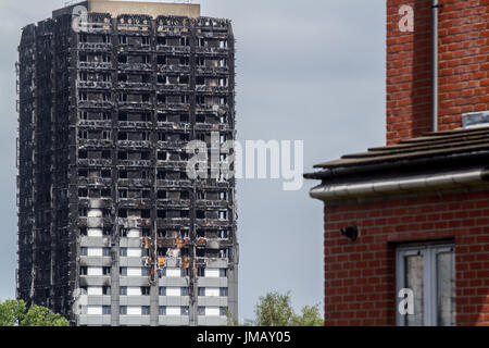 London UK. 27. Juli 2017. Pläne werden diskutiert, um die Grenfell Turm abzureißen, in ein massives Feuer verschlungen wurde, bis Ende 2018 nach Abschluss die forensische Untersuchung für die Opfer des Feuers. Die Gemeinschaft entscheidet dann, was ist das abgerissenen Gebäude in der zukünftigen Kredit zu ersetzen: Amer Ghazzal/Alamy Live-Nachrichten Stockfoto