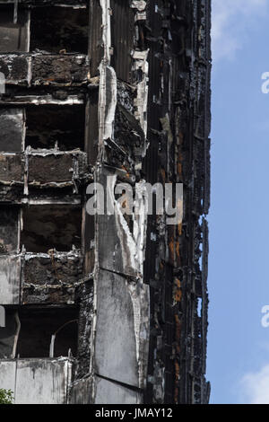 London UK. 27. Juli 2017. Pläne werden diskutiert, um die Grenfell Turm abzureißen, in ein massives Feuer verschlungen wurde, bis Ende 2018 nach Abschluss die forensische Untersuchung für die Opfer des Feuers. Die Gemeinschaft entscheidet dann, was ist das abgerissenen Gebäude in der zukünftigen Kredit zu ersetzen: Amer Ghazzal/Alamy Live-Nachrichten Stockfoto