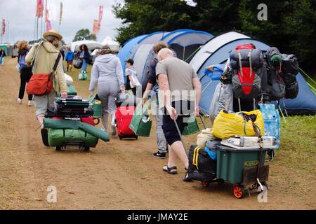 Malmesbury, Wiltshire. 27. Juli 2017. Festivals-Gänger kommen in Hochstimmung und begierig, Lager für das 35. World of Music und Dance Festival auf dem schönen Gelände des Anwesens Charlton Park eingerichtet. Bildnachweis: Wayne Farrell/Alamy Live-Nachrichten Stockfoto