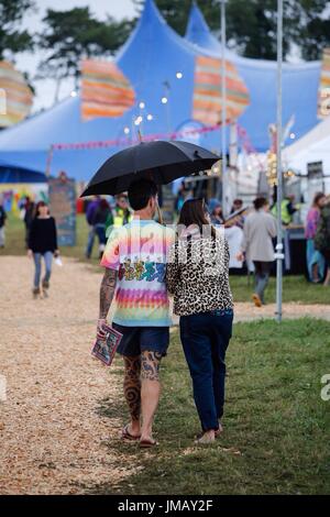 Malmesbury, Wiltshire. 27. Juli 2017. Festivals-Gänger kommen in Hochstimmung und begierig, Lager für das 35. World of Music und Dance Festival auf dem schönen Gelände des Anwesens Charlton Park eingerichtet. Bildnachweis: Wayne Farrell/Alamy Live-Nachrichten Stockfoto