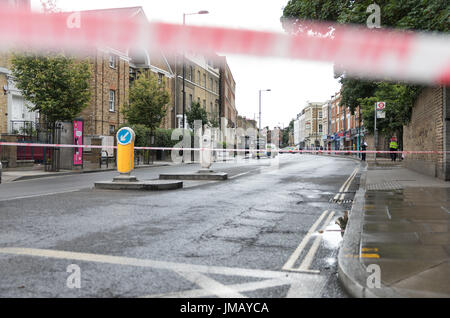 London, UK. 27. Juli 2017. Stoke Newington Church Street und anderen Straßen geschlossen von der Polizei in der Nähe von Abney Park Cemetery nach Berichten von einer Messerstecherei. Kredit Carol Moir/Alamy Live-Nachrichten. Stockfoto