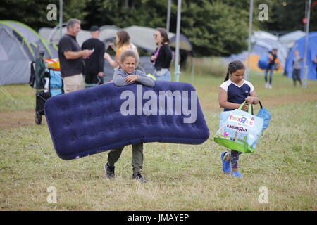 Malmesbury, Wiltshire. 27. Juli 2017. Festivalbesucher kommen in Hochstimmung und begierig, Lager für das 35. World of Music und Dance Festival auf dem schönen Gelände des Anwesens Charlton Park eingerichtet. Kredit: Wayne Farrell/Alamy Live-Nachrichten Stockfoto