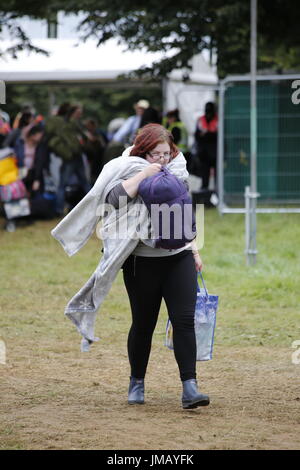 Malmesbury, Wiltshire. 27. Juli 2017. Festivalbesucher kommen in Hochstimmung und begierig, Lager für das 35. World of Music und Dance Festival auf dem schönen Gelände des Anwesens Charlton Park eingerichtet. Kredit: Wayne Farrell/Alamy Live-Nachrichten Stockfoto