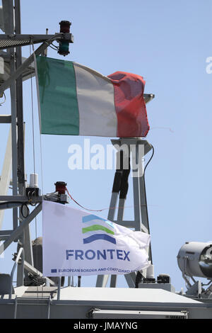 Catania, Italien. 27. Juli 2017. Ein Frontex-Flagge weht auf ein italienisches Militär Schiff in Catania, Italien, 27. Juli 2017. SPD-Kanzler Kandidat und Parteichef Martin Schulz besucht den Hafen, wo die Flüchtlinge in der mediterranen kommen, zusammen mit der italienische Innenminister Marco Minniti gerettet. Foto: Kay Nietfeld/Dpa/Alamy Live News Stockfoto