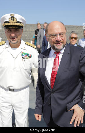 Catania, Italien. 27. Juli 2017. SPD Kanzler Kandidaten und Partei-Chef Martin Schulz Besuch des Hafens, wo Flüchtlinge in der mediterranen Ankunft in Catania, Italien, 27. Juli 2017 gerettet. Foto: Kay Nietfeld/Dpa/Alamy Live News Stockfoto