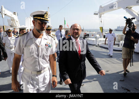 Catania, Italien. 27. Juli 2017. SPD Kanzler Kandidaten und Partei-Chef Martin Schulz Besuch des Hafens, wo Flüchtlinge in der mediterranen Ankunft in Catania, Italien, 27. Juli 2017 gerettet. Foto: Kay Nietfeld/Dpa/Alamy Live News Stockfoto