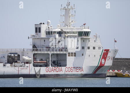 Catania, Italien. 27. Juli 2017. Eine italienische Küstenwache (Guardia Costiera) Schiff in den Hafen von Catania, Italien, 27. Juli 2017. SPD-Kanzler Kandidat und Parteichef Martin Schulz besucht den Hafen, wo die Flüchtlinge in der mediterranen kommen, zusammen mit der italienische Innenminister Marco Minniti gerettet. Foto: Kay Nietfeld/Dpa/Alamy Live News Stockfoto