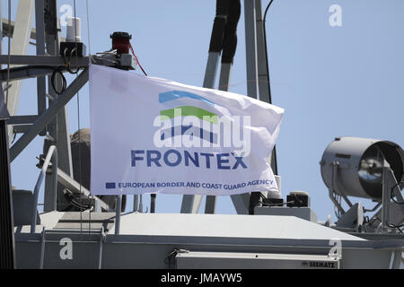 Catania, Italien. 27. Juli 2017. Ein Frontex-Flagge weht auf ein italienisches Militär Schiff in Catania, Italien, 27. Juli 2017. SPD-Kanzler Kandidat und Parteichef Martin Schulz besucht den Hafen, wo die Flüchtlinge in der mediterranen kommen, zusammen mit der italienische Innenminister Marco Minniti gerettet. Foto: Kay Nietfeld/Dpa/Alamy Live News Stockfoto