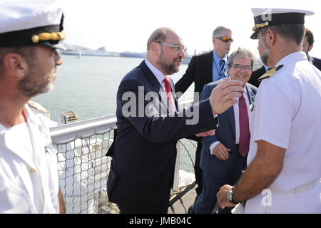 Catania, Italien. 27. Juli 2017. SPD-Kanzler-Kandidat und Parteichef Martin Schulz (2.v.l.) und Bürgermeister von Catania Enzo Bianco (2.f.r), eine italienische Küstenwache Schiff im Hafen wo Flüchtlinge im Mittelmeer gerettet in Catania, Italien, 27. Juli 2017 kommen zu besuchen. Foto: Kay Nietfeld/Dpa/Alamy Live News Stockfoto