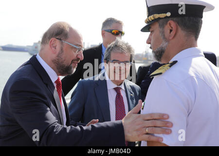 Catania, Italien. 27. Juli 2017. SPD-Kanzler-Kandidat und Parteichef Martin Schulz (l-R) und Bürgermeister von Catania Enzo Bianco, besuchen eine italienische Küstenwache Schiff in den Hafen, wo Flüchtlinge im Mittelmeer gerettet in Catania, Italien, 27. Juli 2017 kommen. Foto: Kay Nietfeld/Dpa/Alamy Live News Stockfoto