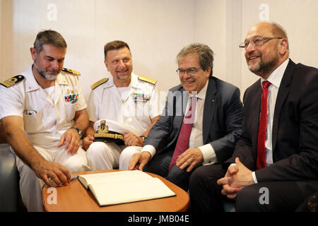 Catania, Italien. 27. Juli 2017. SPD-Kanzler Kandidat und Parteichef Martin Schulz (r) besucht eine italienische Küstenwache Schiff in den Hafen, wo Flüchtlinge in der mediterranen kommen mit Enzo Bianco (2.f.r), Bürgermeister von Catania, in Catania, Italien, 27. Juli 2017 gerettet. Foto: Kay Nietfeld/Dpa/Alamy Live News Stockfoto