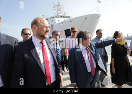 Catania, Italien. 27. Juli 2017. SPD-Kanzlerkandidat Und Parteivorsitzende Martin Schulz Und Enzo Bianco, Bürgermeister von Catania, Besuchen am 27.07.2017 Höhle Hafen von Catania, Italien. In Catania Kommen sterben Im Mittelmeer Geretteten Flüchtlinge Jg. Foto: Kay Nietfeld/Dpa/Alamy Live News Stockfoto