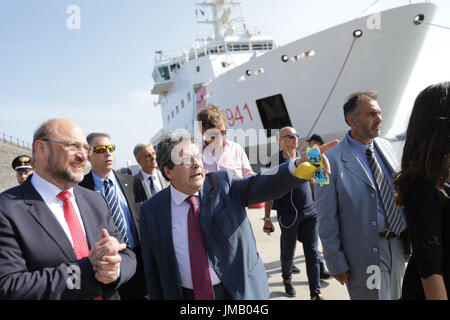 Catania, Italien. 27. Juli 2017. SPD-Kanzlerkandidat Und Parteivorsitzende Martin Schulz (l-R) Und Enzo Bianco, Bürgermeister von Catania, Besuchen am 27.07.2017 Höhle Hafen von Catania, Italien. In Catania Kommen sterben Im Mittelmeer Geretteten Flüchtlinge Jg. Foto: Kay Nietfeld/Dpa/Alamy Live News Stockfoto