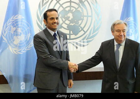 UN, New York, USA. 27. Juli 2017. Katar Foreign Minister Scheich Mohammed bin Abdulrahman Al-Thani, inmitten seines Landes Blockade durch Golf und den arabischen Staaten trafen sich UN-Generalsekretär Antonio Guterres. Foto: Matthew Russell Lee / Inner City Press Stockfoto