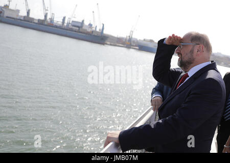 Catania, Italien. 27. Juli 2017. SPD Kanzler Kandidaten und Partei-Chef Martin Schulz blickt auf das Meer von einer italienischen Küstenwache Schiff in den Hafen, wo Flüchtlinge in der mediterranen Ankunft in Catania, Italien, 27. Juli 2017 gerettet. Foto: Kay Nietfeld/Dpa/Alamy Live News Stockfoto