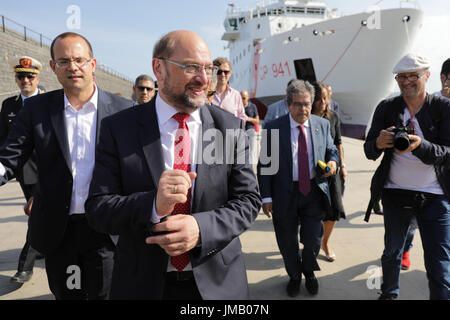 Catania, Italien. 27. Juli 2017. SPD-Kanzler Kandidat und Parteichef Martin Schulz besucht den Hafen, wo Flüchtlinge in der mediterranen Ankunft in Catania, Italien, 27. Juli 2017 gerettet. Foto: Kay Nietfeld/Dpa/Alamy Live News Stockfoto