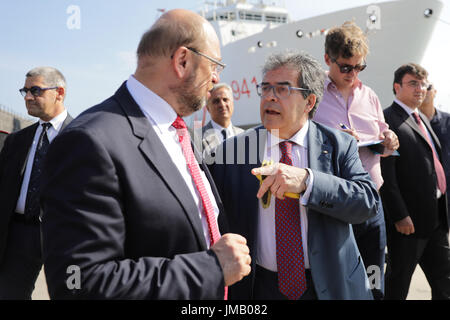 Catania, Italien. 27. Juli 2017. SPD-Kanzlerkandidat und Parteivorsitzende Martin Schulz (C L) und Bürgermeister von Catania Enzo Bianco, besuchen Sie den Hafen, wo Flüchtlinge in der mediterranen Ankunft in Catania, Italien, 27. Juli 2017 gerettet. Foto: Kay Nietfeld/Dpa/Alamy Live News Stockfoto