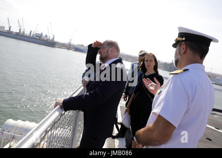 Catania, Italien. 27. Juli 2017. SPD Kanzler Kandidaten und Partei-Chef Martin Schulz blickt auf das Meer von einer italienischen Küstenwache Schiff in den Hafen, wo Flüchtlinge in der mediterranen Ankunft in Catania, Italien, 27. Juli 2017 gerettet. Foto: Kay Nietfeld/Dpa/Alamy Live News Stockfoto