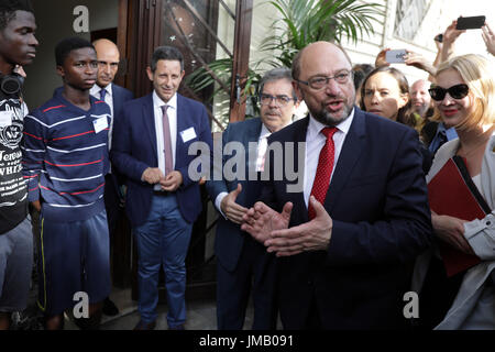 Der SPD-Kanzlerkandidat Und Parteivorsitzende Martin Schulz (r) Und Enzo Bianco, Bürgermeister von Catania (2.v.r), Besuchen bin 27.07.2017 Eine Flüchtlingseinrichtung in Catania, Italien. In Catania Kommen sterben Im Mittelmeer Geretteten Flüchtlinge Jg. Foto: Kay Nietfeld/Dpa Stockfoto