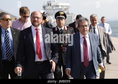 Catania, Italien. 27. Juli 2017. SPD-Kanzlerkandidat und Parteivorsitzende Martin Schulz und Bürgermeister von Catania Enzo Bianco besuchen Sie den Hafen, wo Flüchtlinge in der mediterranen Ankunft in Catania, Italien, 27. Juli 2017 gerettet. Foto: Kay Nietfeld/Dpa/Alamy Live News Stockfoto