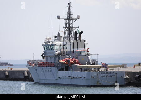 Catania, Italien. 27. Juli 2017. Das Entstehungsjahr Küstenwachschiff HMC Protector so bin 27.07.2017 Im Hafen von Catania, Italien. Der Kutter ist Im Auftrag der Europäischen Agentur Für die Grenz-Und Küstenwache Frontex Im Mittelmeer Unterwegs. SPD-Kanzlerkanidat Schulz freu Mit Dem Italienischen Innenminister Minniti Den Hafen in Dem sterben Im Mittelmeer Geretteten Flüchtlinge Ankommen. Foto: Kay Nietfeld/Dpa/Alamy Live News Stockfoto